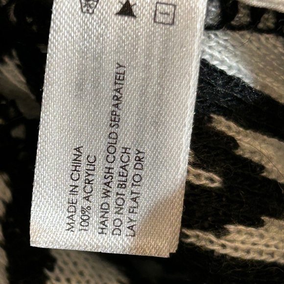 Michael Kors MK Logo Beanie Black and White Knit Hat - Picture 5 of 6